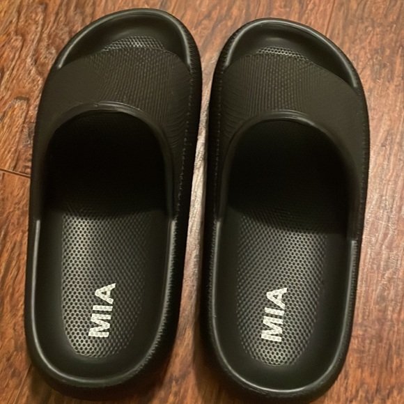 MIA Slides - Picture 3 of 6